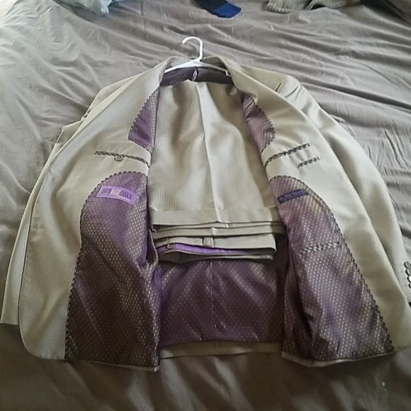 Men's Suit - Picture 2 of 3